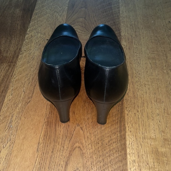 Stuart Weitzman Woman’s Heels Size 9 - Picture 4 of 7
